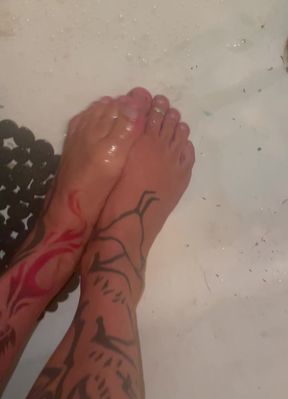 Warm piss on barefeet feels so good..