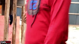 Ruiva peituda fazendo boquete para um cara desconhecido