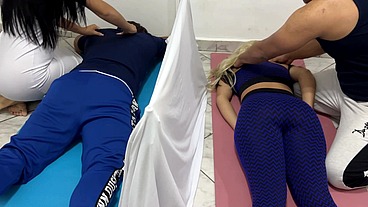 MI NOVIA DIVIDE EL MASAJE EN PAREJA CASERO CON UNA CORTINA PARA QUE YO NO VEA LO QUE LE HACE SU MASAJISTA PERSONAL NTR 00_00_00-00_11_18