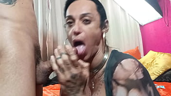 Linda boneca dotada fazendo a maior safaDeza com garot&atilde_o dotado