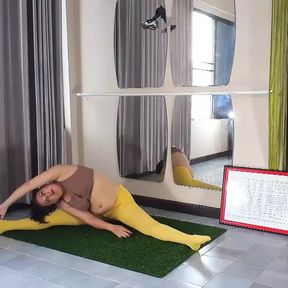 Regina Noir. Yoga in yellow tights doing yoga in the gym. A girl without panties is doing yoga. An athlete trains in a p