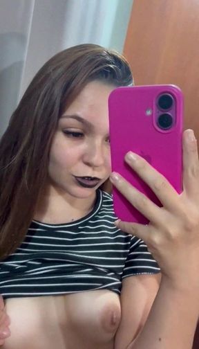Amateur onlyfan shows off her tits