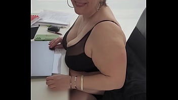 J&#039_aime travailler en petite tenue au bureau et ce n&#039_est pas pour d&eacute_plaire &agrave_ ...