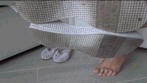 Deep toe wiggle in soft ballet slippers 2b