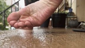 Rainy slow motion close-up wet foot show, green polish, Hungarian milf feet pt2