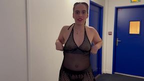 joykarenoff- je me promene dans l’hotel... un mec m’arrete et m’offre a son pote
