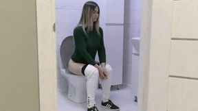 Big brownies escape from my bum loud splashes can be heard MP4 FULL HD 1080p