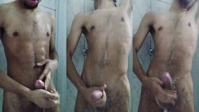 novinho gostoso batendo punheta no banho e gozando