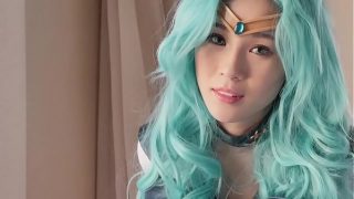 Cheveux bleus japonais Sailor Moon Cosplayer baise