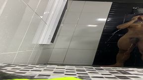 pauzudo tomando banho