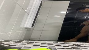 pauzudo tomando banho