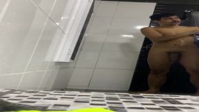 pauzudo tomando banho