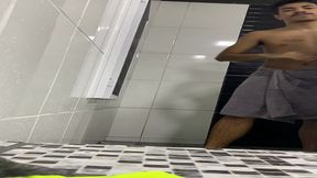 pauzudo tomando banho