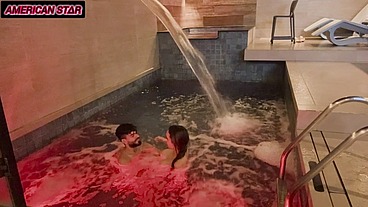 Casal nadando pelados