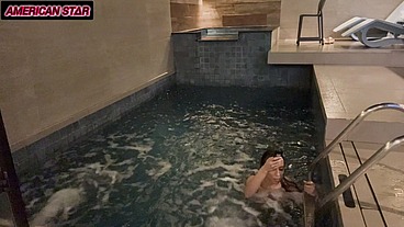 Casal nadando pelados