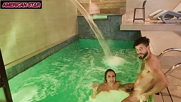 Casal nadando pelados
