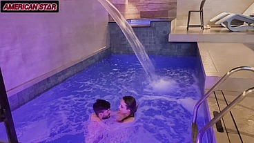 Casal nadando pelados