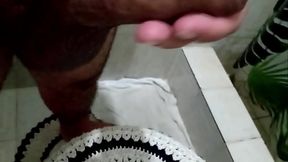 Batendo uma punheta no banheito