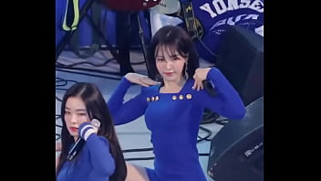 Red Velvet (Wendy) - Hot Kpop idol with milky thighs dancing [Fancam]
