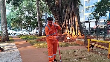 faxineiro estranho varrendo as folhas também tem que limpar o cu da chefe loira com uma escova ve