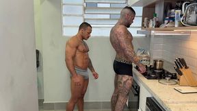 fudendo sem capa e ganhando leite do macho tatuado