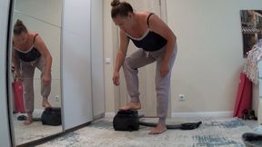 Pulling out and winding the vacuum cleaner cord 2
