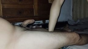 Sexo en casa de los abuelos mientras todos descansan