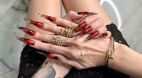 New hot color Long nails, claws, long flexible fingers wide palms, skin scratching, red lipstick