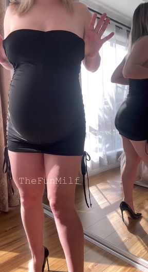 Mature mom gets naughty during pregnancy