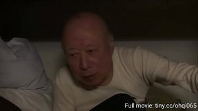 zoon kijkt graag naar de grote kont van stiefmoeder tijdens het baden