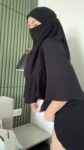 Black Amateur GF Plays With Herself In Solo Session