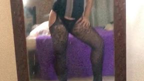 bombeiro encontra travesti se exibindo no espelho fica com tesao e fode a cavala gostosa gozando dentro