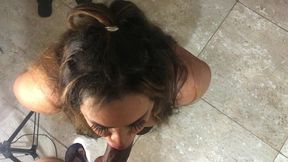 bombeiro encontra travesti se exibindo no espelho fica com tesao e fode a cavala gostosa gozando dentro