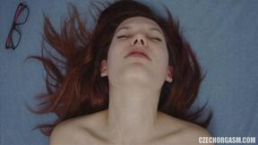 ”Redhead Chick Rubbing Big Lips Muff”