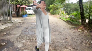 Горячая красотка принимает глубоко в задницу