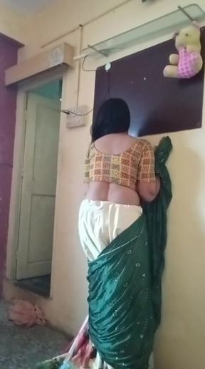 Saree mai kesi lag rahi hu sab log comment karke batana