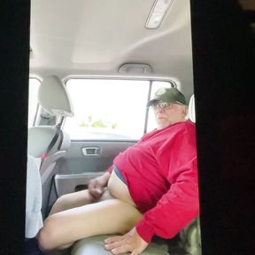 Piggy jerking off and assplay in car