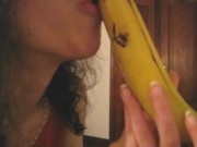 Delycia White: una intensa mamada a un plátano