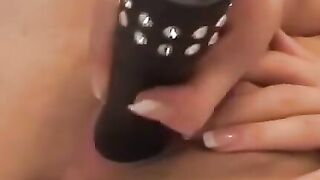 Golden babe Iriss Pissy Playground