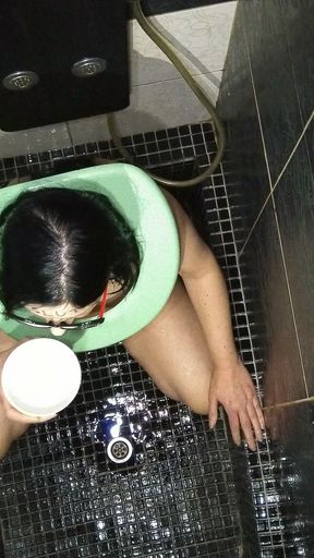 Sexi Wife Taking Enormous Load of Piss on Face