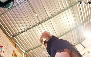Sin bragas grabo a la mama de mi amigo bajo su vestido