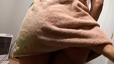 Mi Cuñada Osada Se Pasea En Toalla y Terminamos Follando Mientras Mi Esposa Está Trabajando