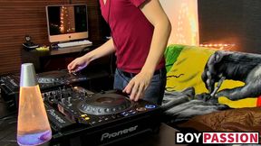 Bored twink plays with his toy and jerks off until he cums