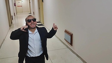 Um menage com duas safadas gostosas e um anão