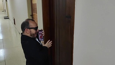 Um menage com duas safadas gostosas e um anão