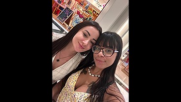Caiu na net! Amigas se exibem no provador da loja enquanto maridos esperam do lado de fora.