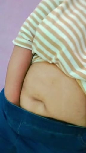 ممارسة الجنس عبر الهاتف مع رجل غريب عندما يكون الزوج خارج المنزل - زوجة مثيرة تعرض صدرها الكبير ومؤخرتها الضخمة