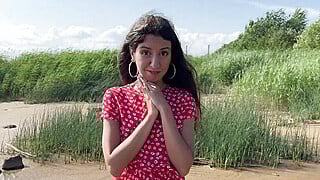 Наполнил киску сводной сестры спермой на публичном пляже