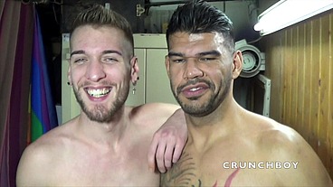 je suce une enorme bite d'un mec latino muscle