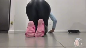 Limpando o chão com a bunda pra cima dê quatro vestindo meias sujas com chulé e calça de couro - Full HD MOV